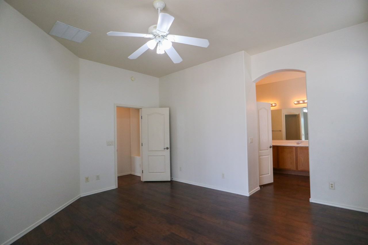 1022 W Blue Crest Dr - Photo 5 of 25