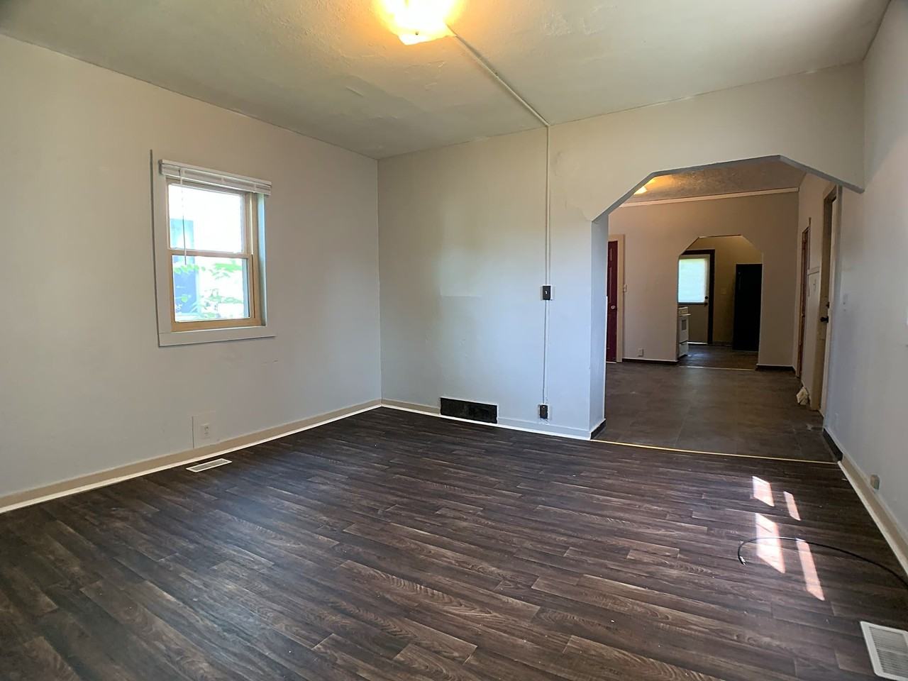 925 E 9th St - Photo 2 of 11