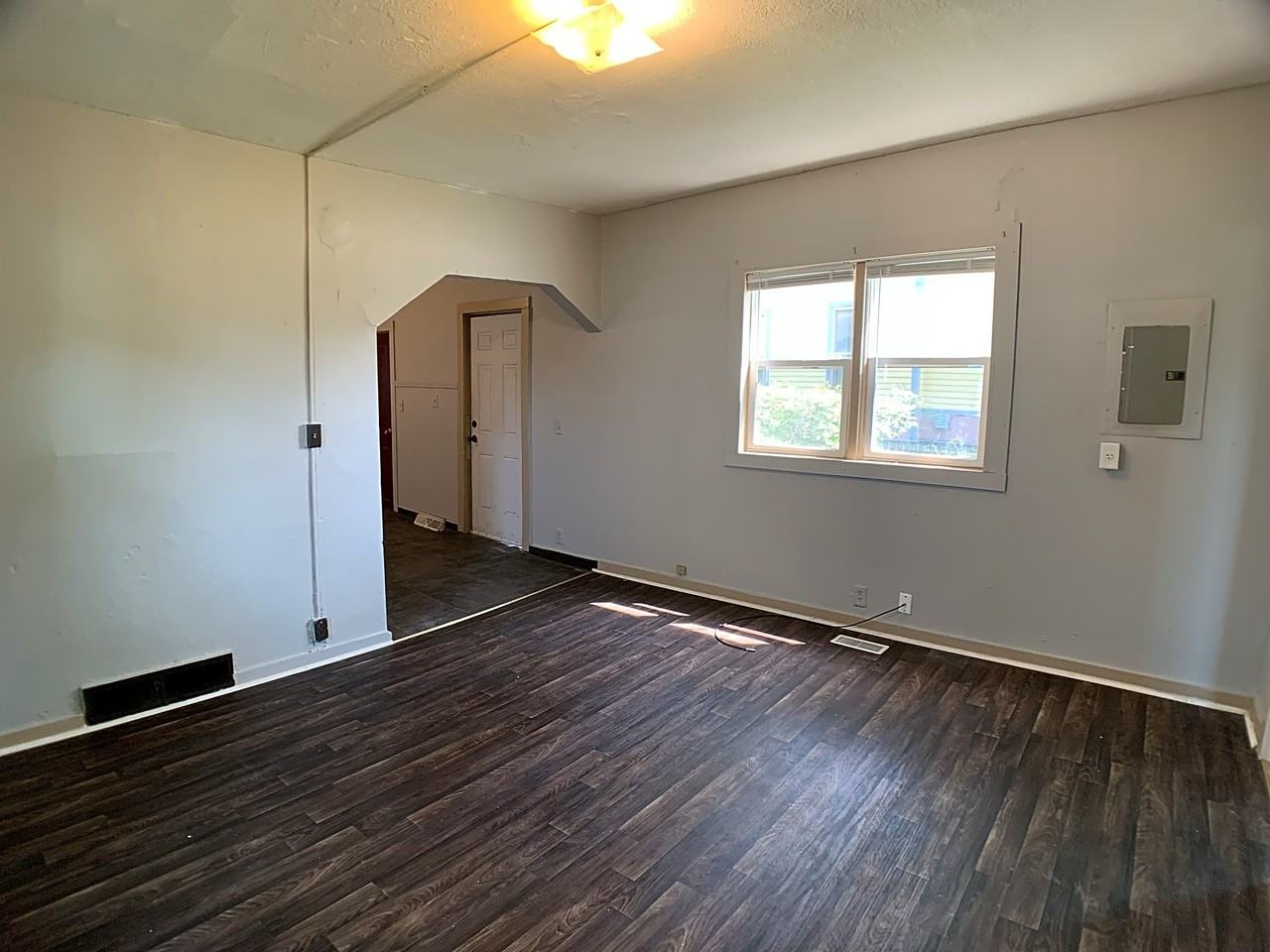 925 E 9th St - Photo 3 of 11
