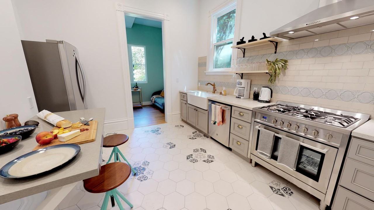 Elegant Alamo Square apartment with backyard - Photo 2 of 15