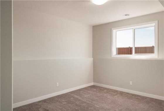 11206 98 St #B - Photo 4 of 9