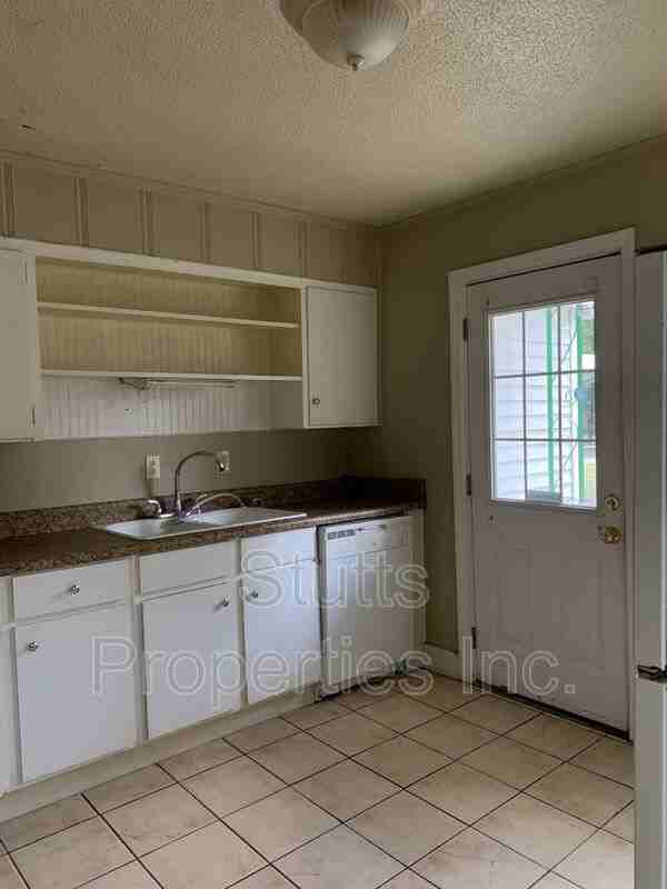 1128 Dixie Ave - Photo 3 of 10