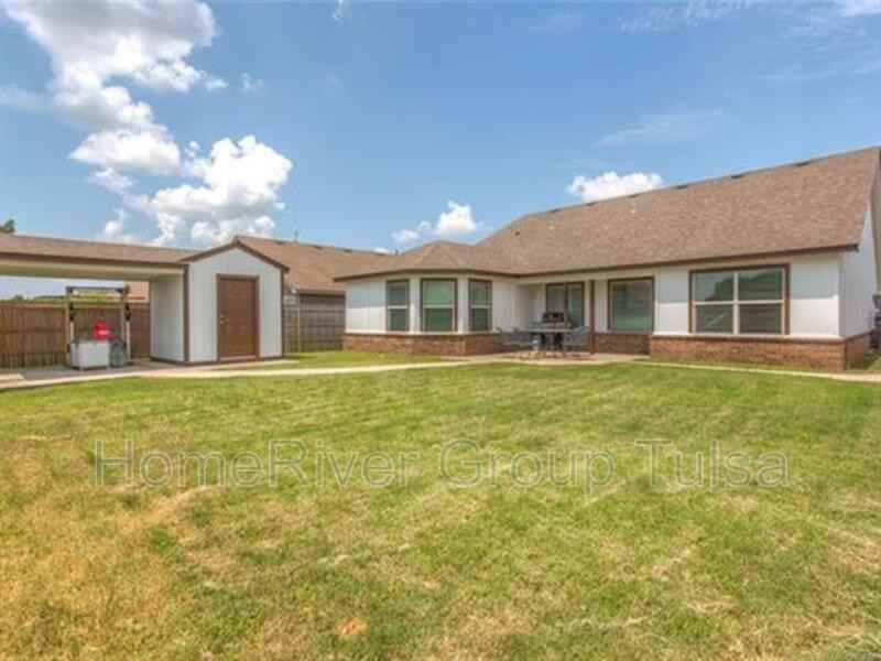 10725 N 152nd East Ave - Photo 3 of 28