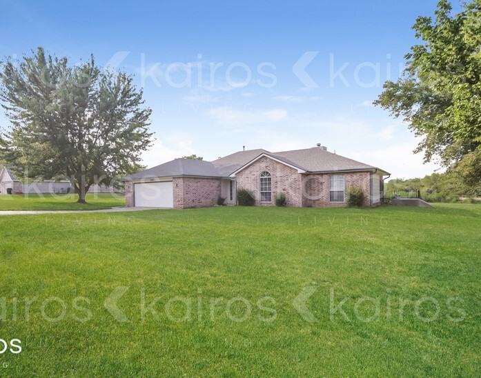 11095 Meadowlark Ln - Photo 2 of 16