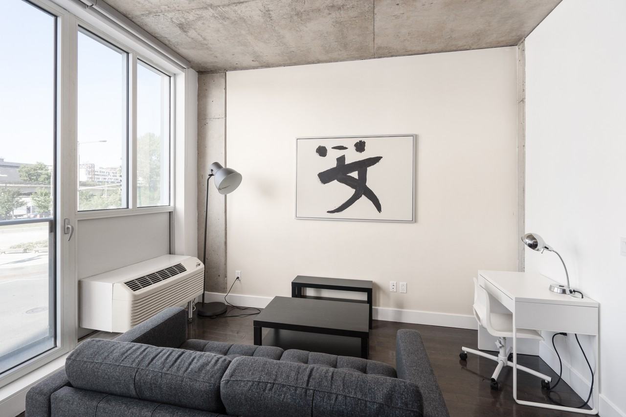 888 Rue Wellington - Photo 3 of 15
