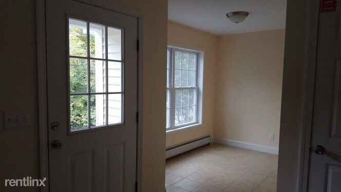 128 S Main St - Photo 3 of 12