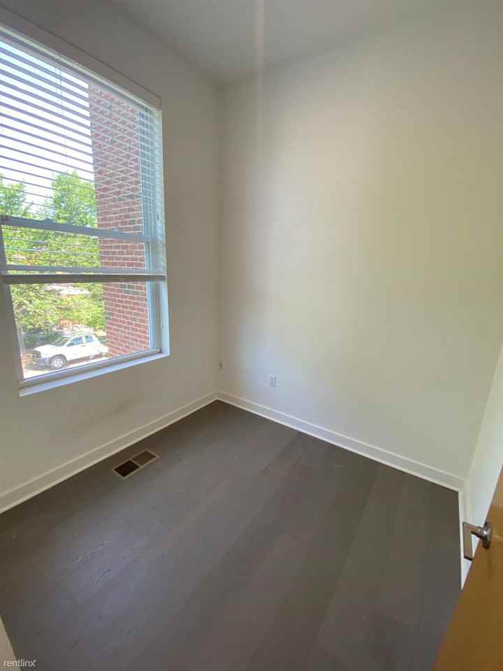 323 N 24th St - Photo 3 of 9