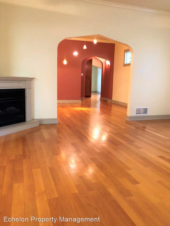 812 N Broadway St - Photo 3 of 18