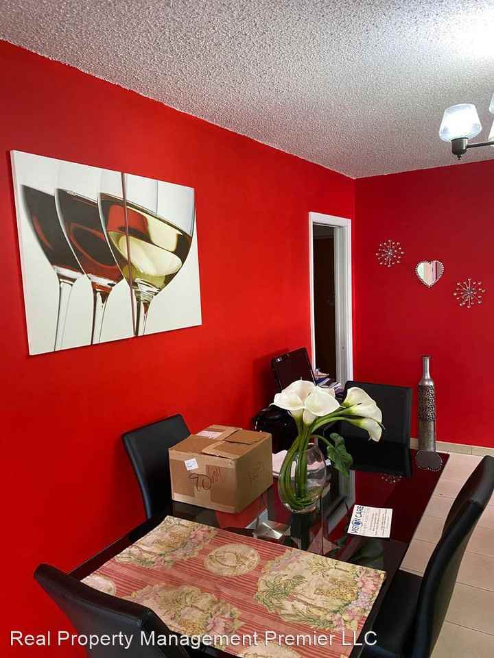 326 E 12th St #1 - Photo 2 of 13