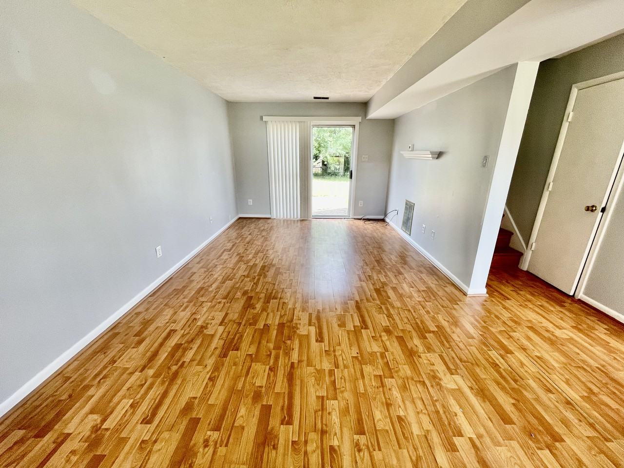 5589 Roundtree Dr - Photo 3 of 21