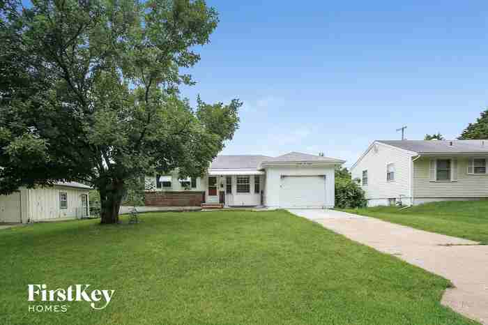 7516 Oakland Ave - Photo 2 of 15