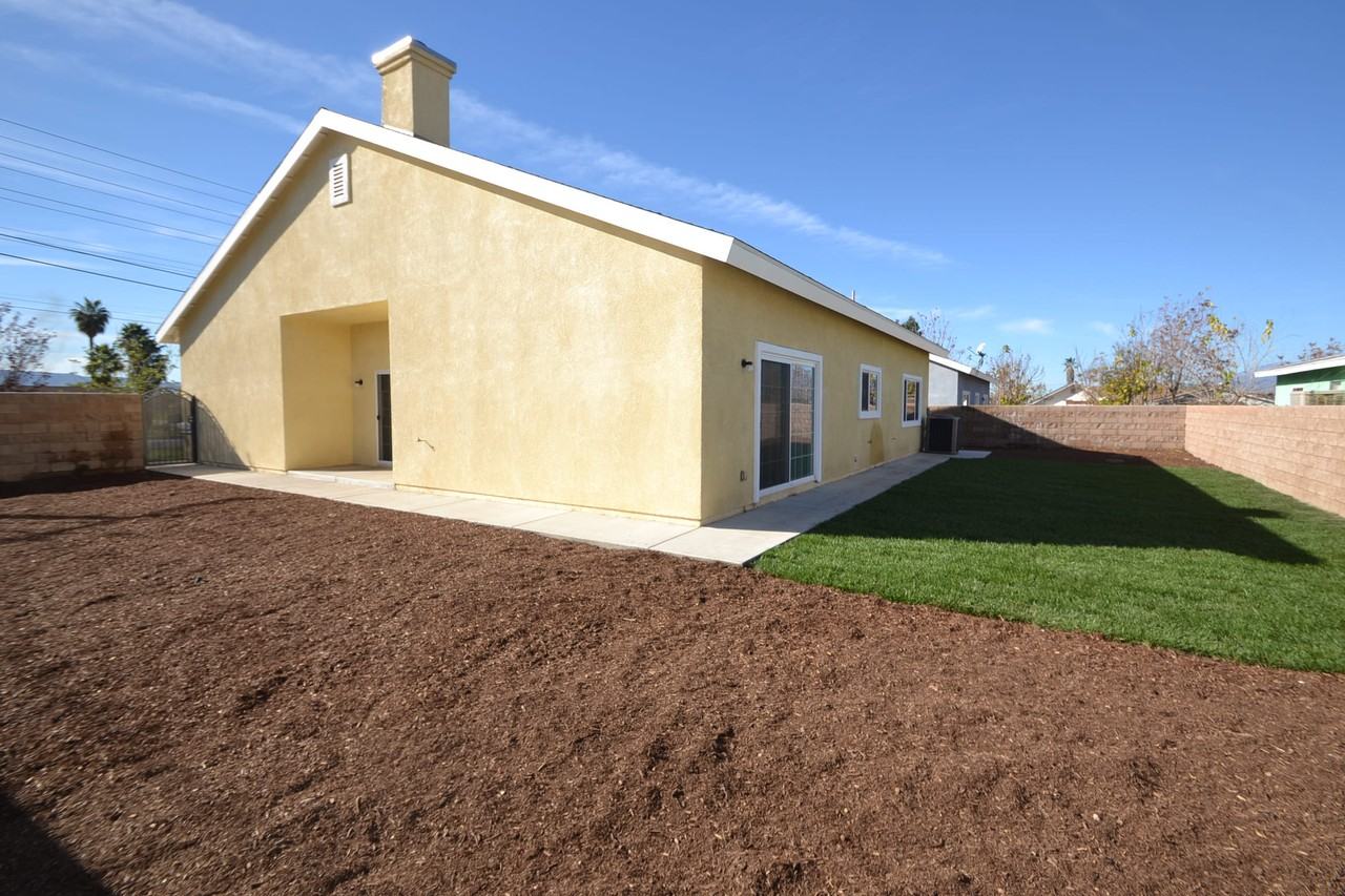 27088 Cypress St - Photo 2 of 9