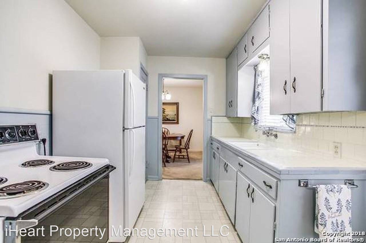 322 Altgelt Ave - Photo 2 of 3