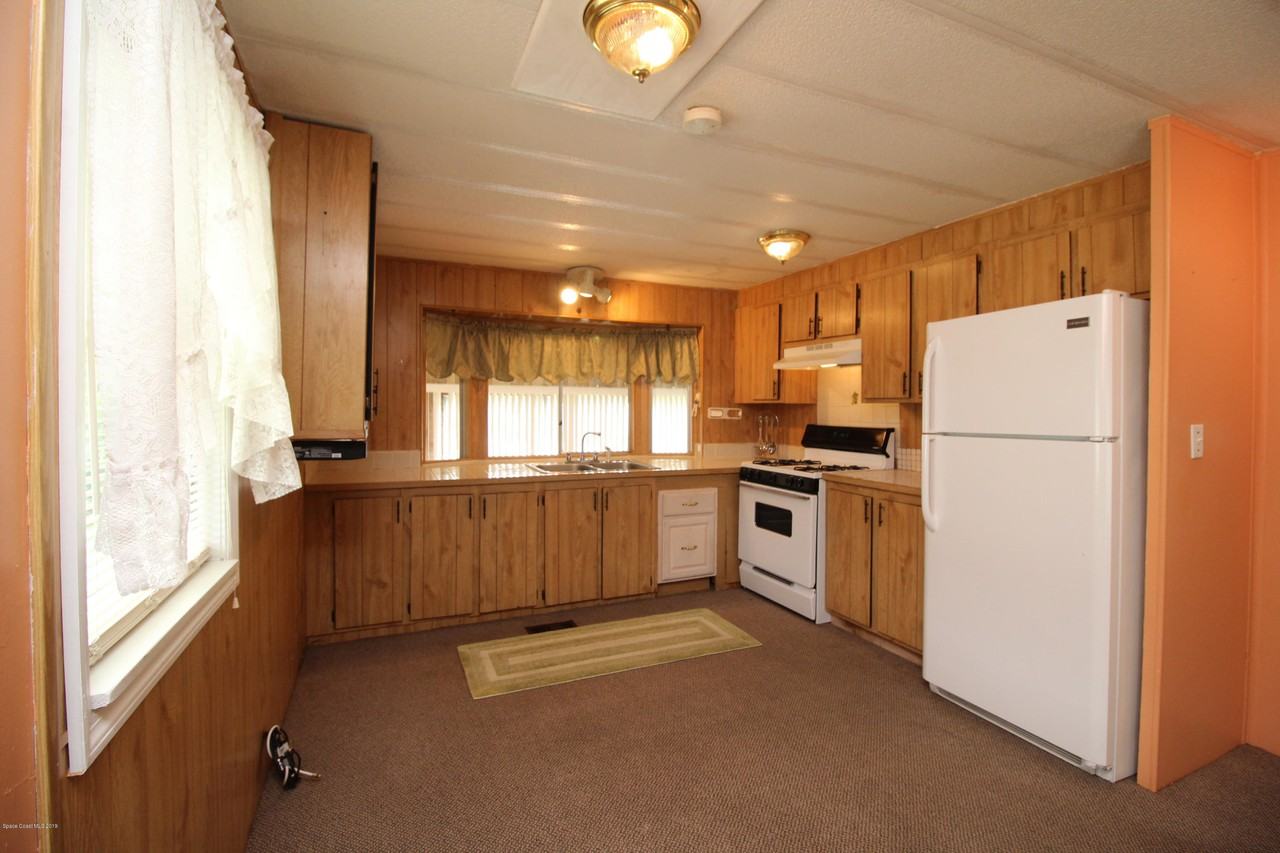 693 Pinewood Blvd - Photo 3 of 7