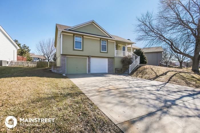 613 Se Ashton Dr - Photo 2 of 16
