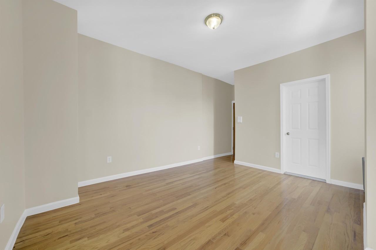 152 New York AveApartment 9 #09 - Photo 3 of 10