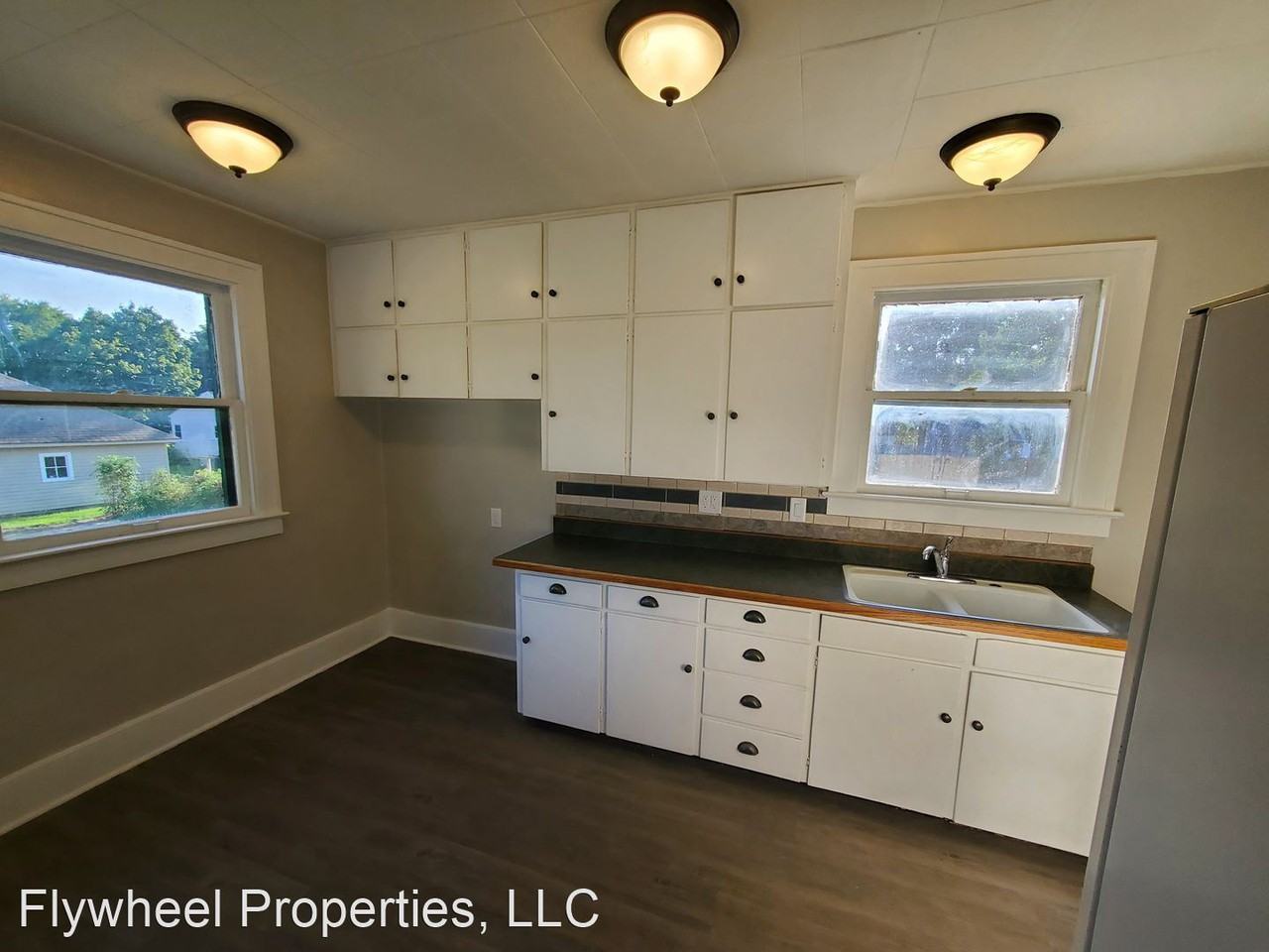 1915 6th St - Photo 2 of 22