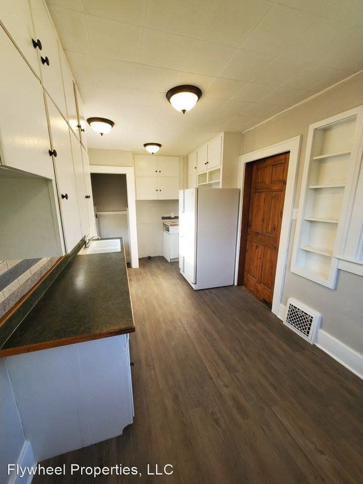 1915 6th St - Photo 3 of 22