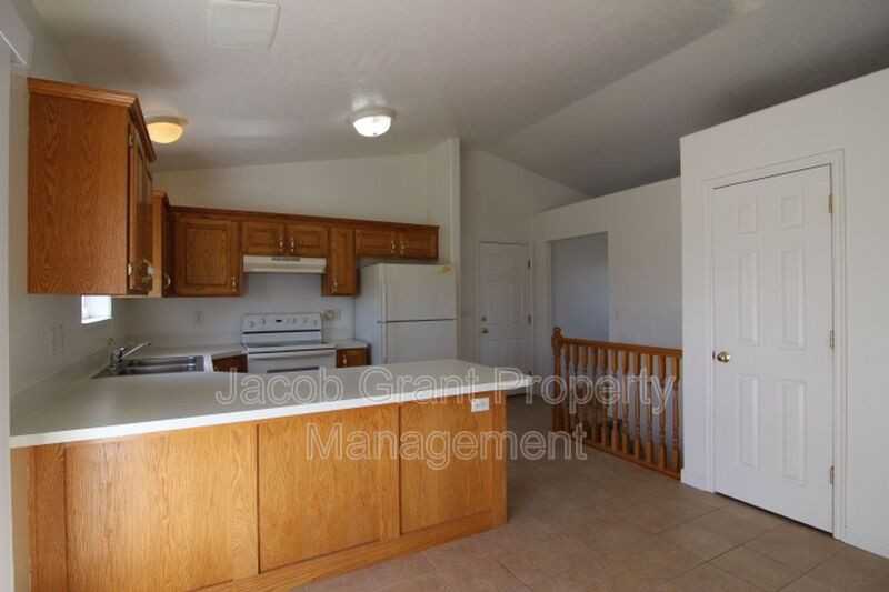 1632 Wildwood Ln - Photo 3 of 9