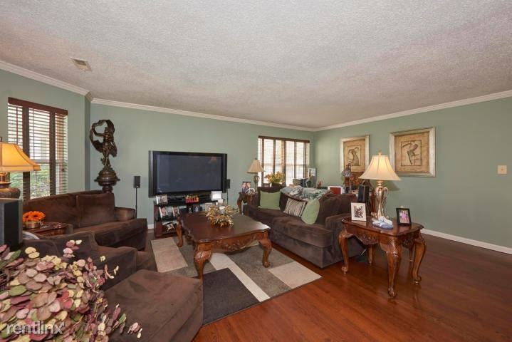 271 Tulip Ln - Photo 3 of 10