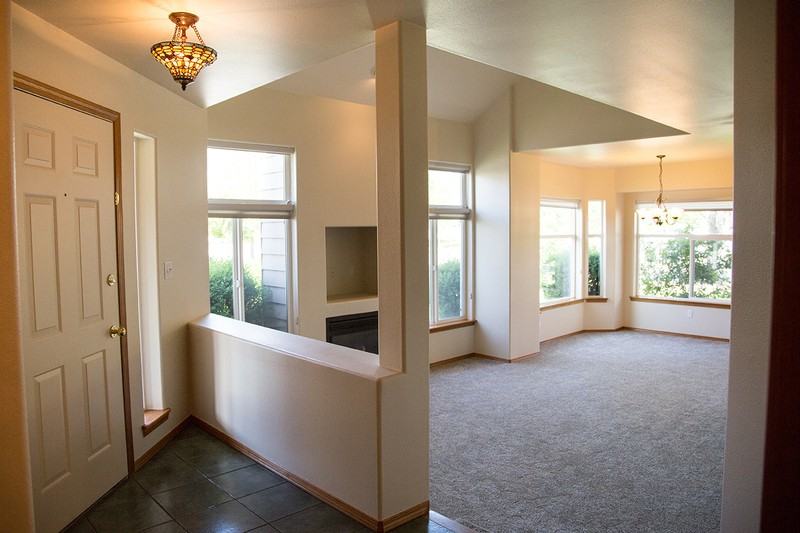 379 Columbia Point Drive - Photo 4 of 14