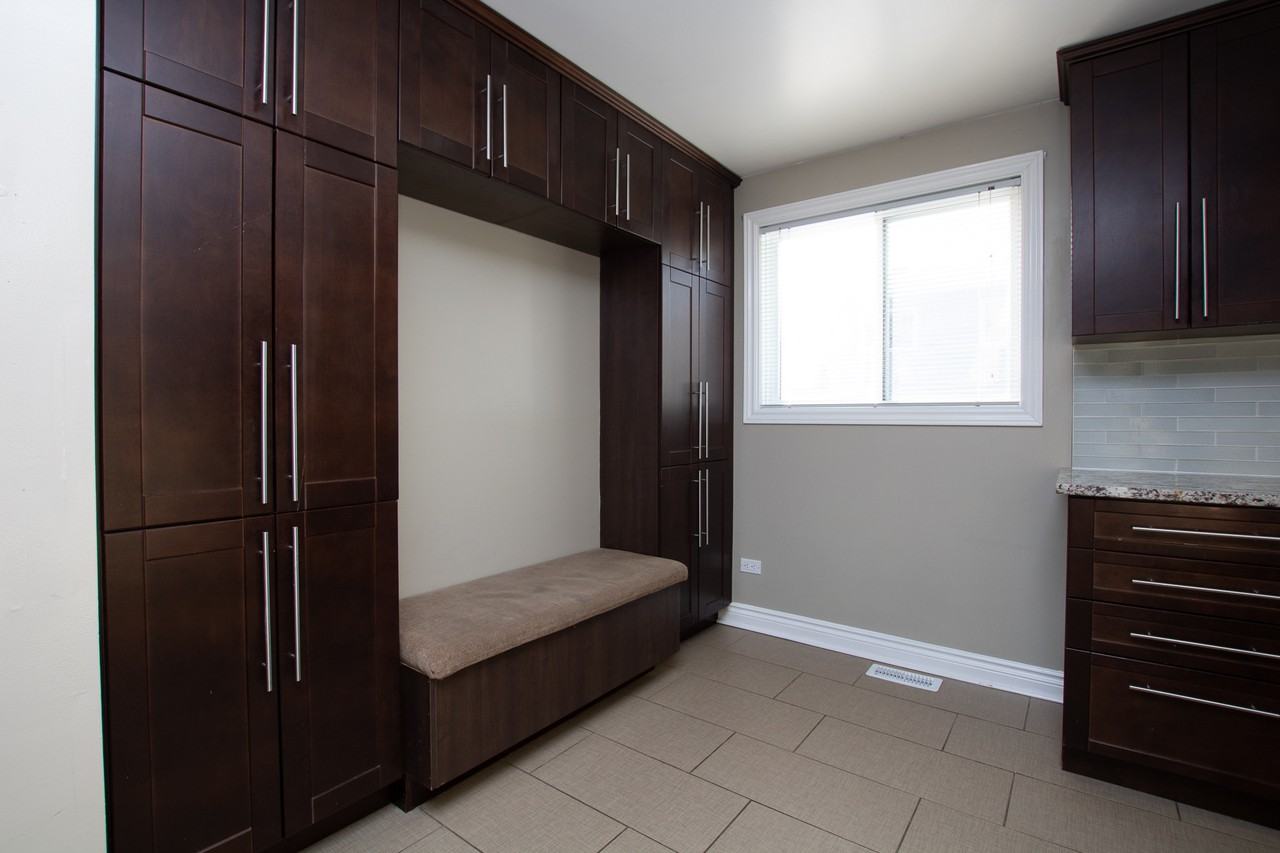 6040 Valley Field Crescent - Photo 3 of 10