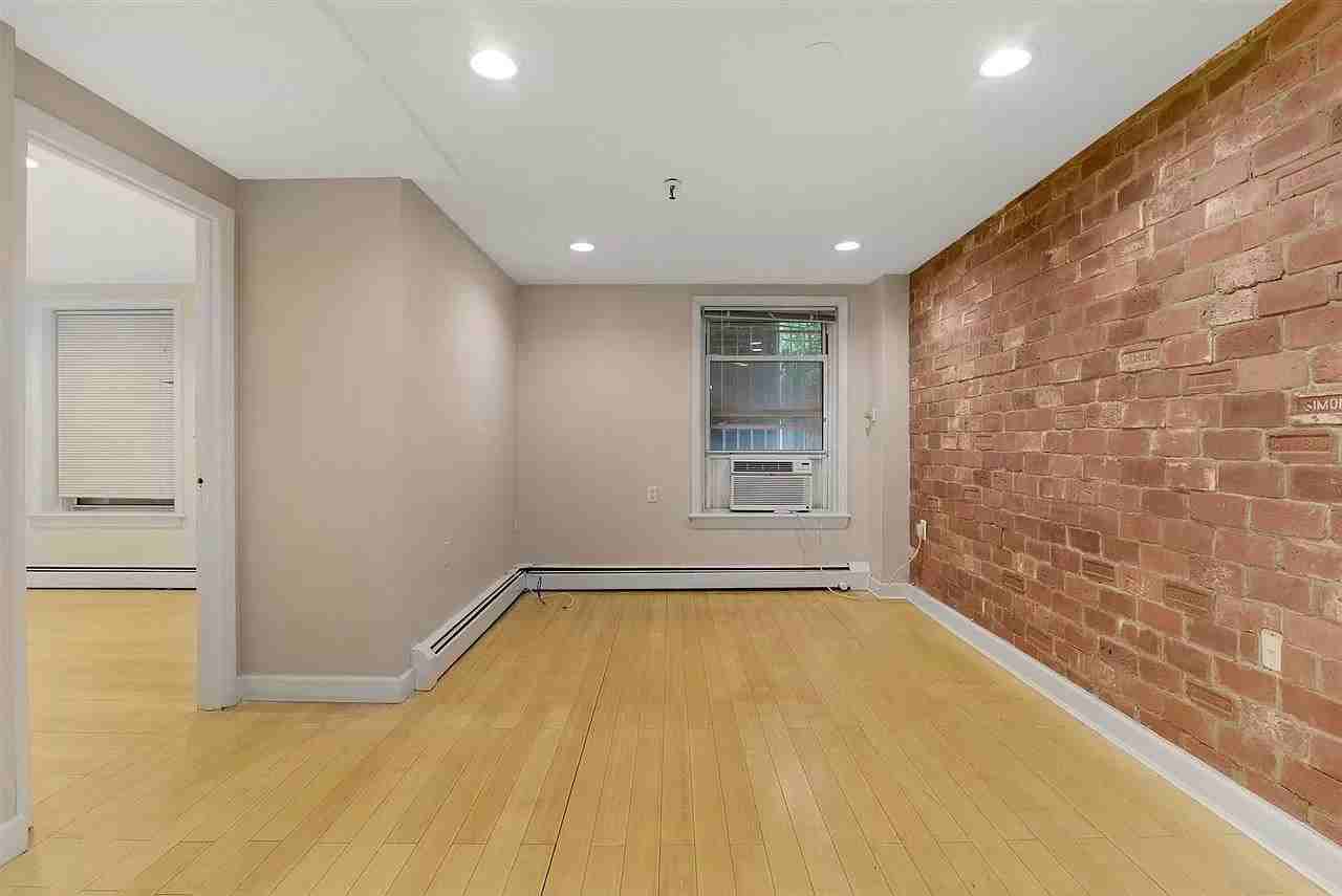 319 Barrow St - Photo 2 of 10