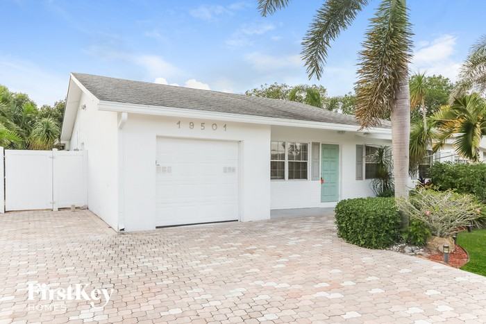 19501 Carolina Cir - Photo 2 of 15