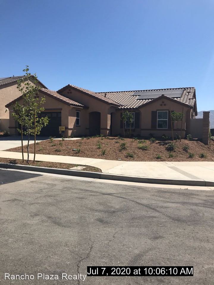 271 Pomegranate St, San Jacinto, CA 92582 3 Bedroom Apartment for