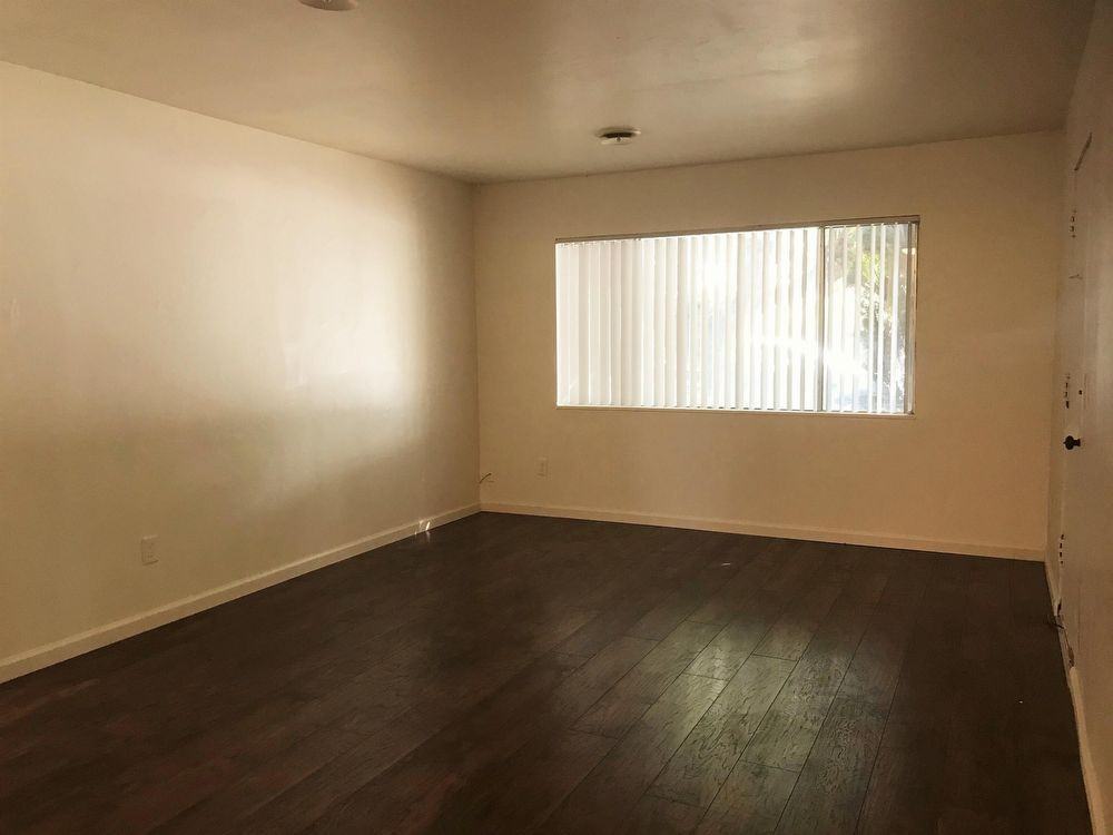 642 Reeds Ave - Photo 2 of 5