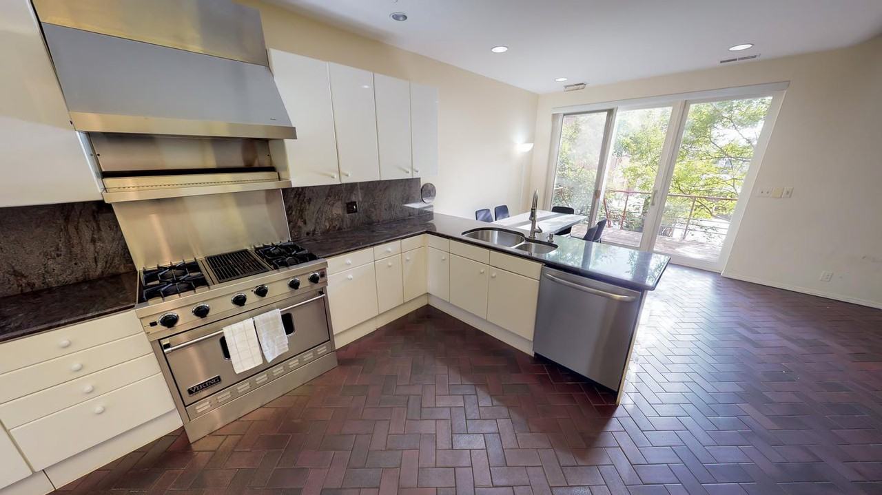 Polished Dupont Circle home with lovely deck - Photo 4 of 17