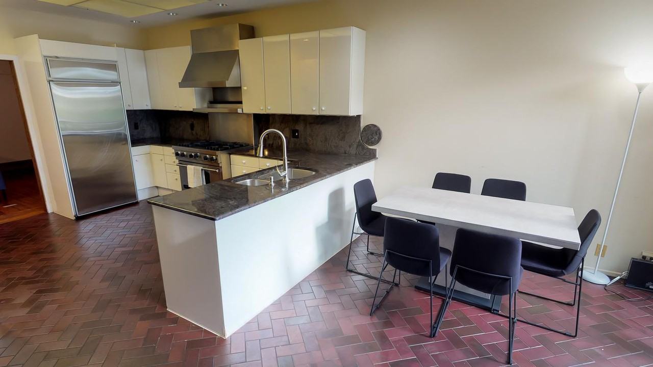 Polished Dupont Circle home with lovely deck - Photo 5 of 17