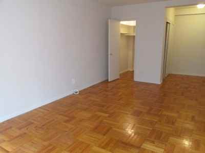 E 39th St