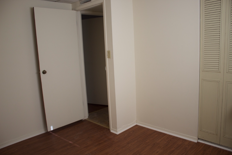 209 E 11th St - Photo 4 of 7