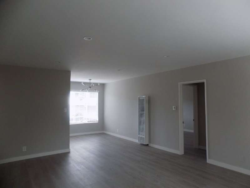 646 S Barrington Ave - Photo 4 of 25