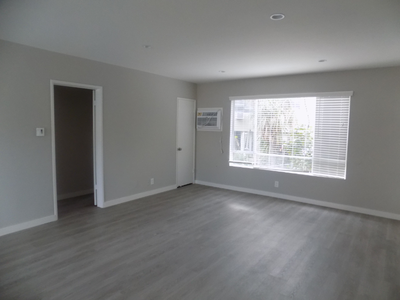 646 S Barrington Ave - Photo 5 of 25