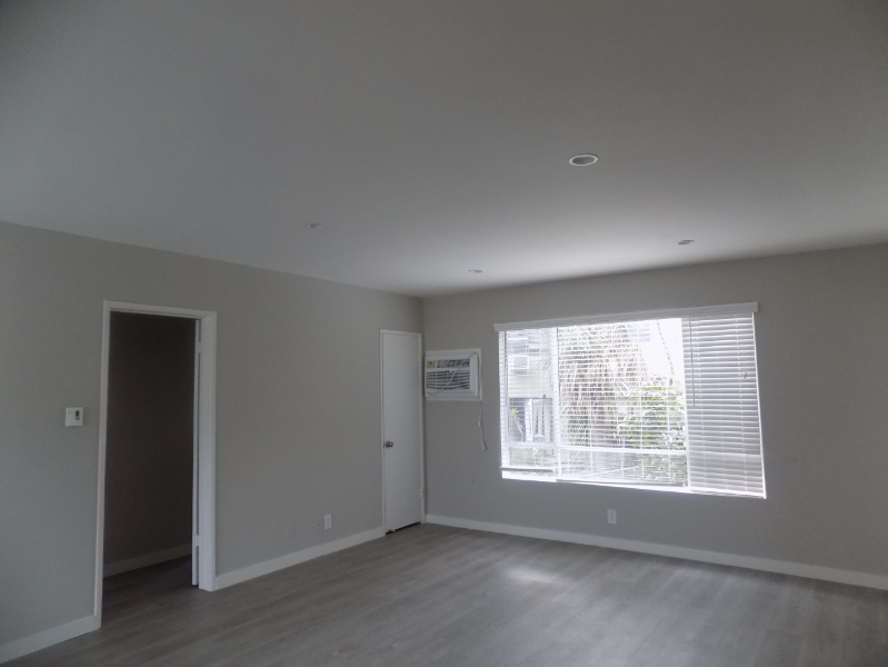 646 S Barrington Ave - Photo 6 of 25