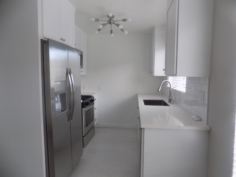 646 S Barrington Ave - Photo 7 of 25