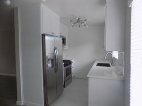 646 S Barrington Ave - Photo 1 of 1