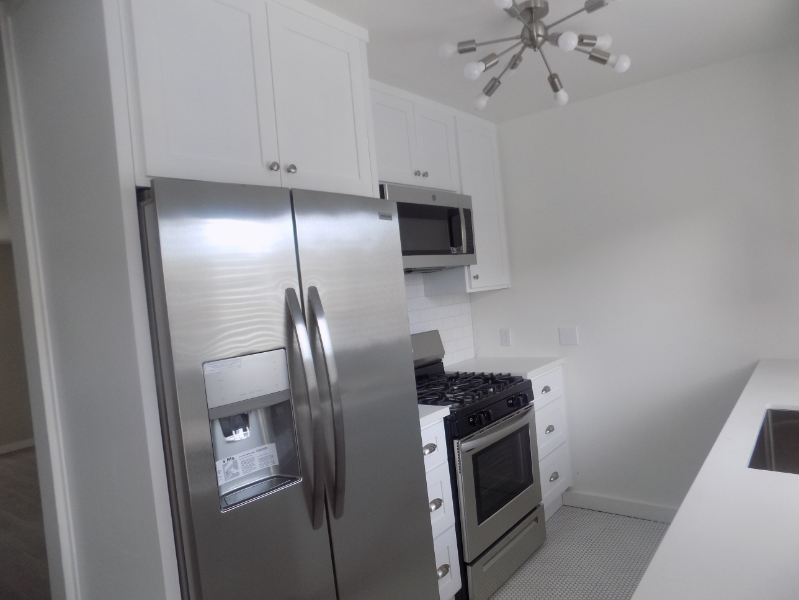 646 S Barrington Ave - Photo 3 of 25