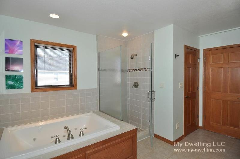 341 W Lloyd St - Photo 2 of 9