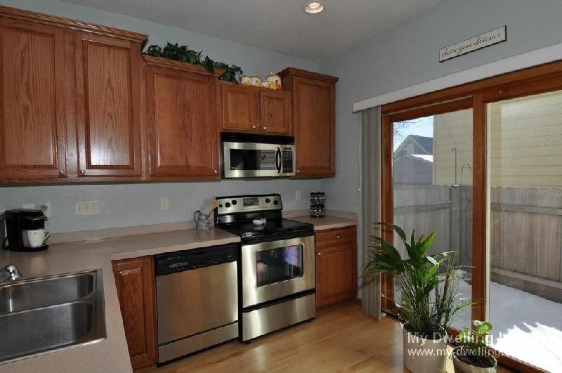 341 W Lloyd St - Photo 3 of 9