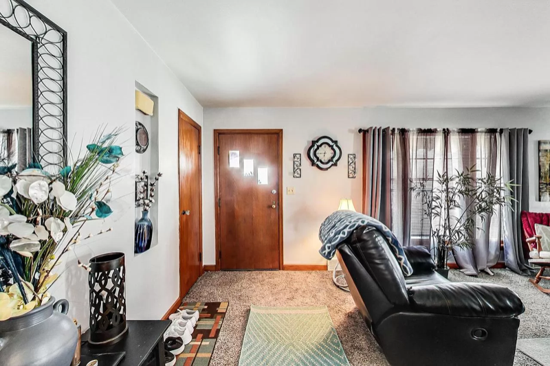 2402 S 83rd St - Photo 6 of 17