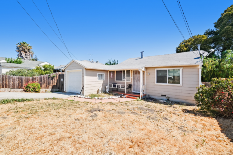 21174 Locust St - Photo 2 of 25