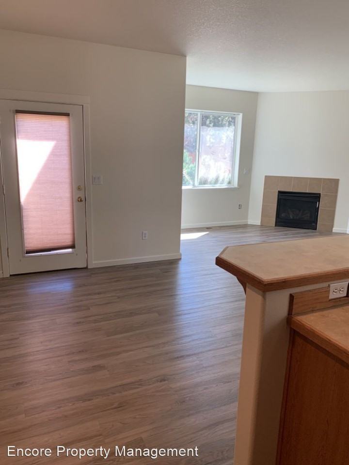 4240-4242 SW Reindeer Avenue - Photo 2 of 9