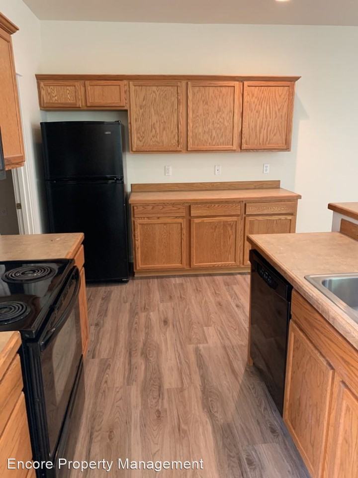 4240-4242 SW Reindeer Avenue - Photo 3 of 9