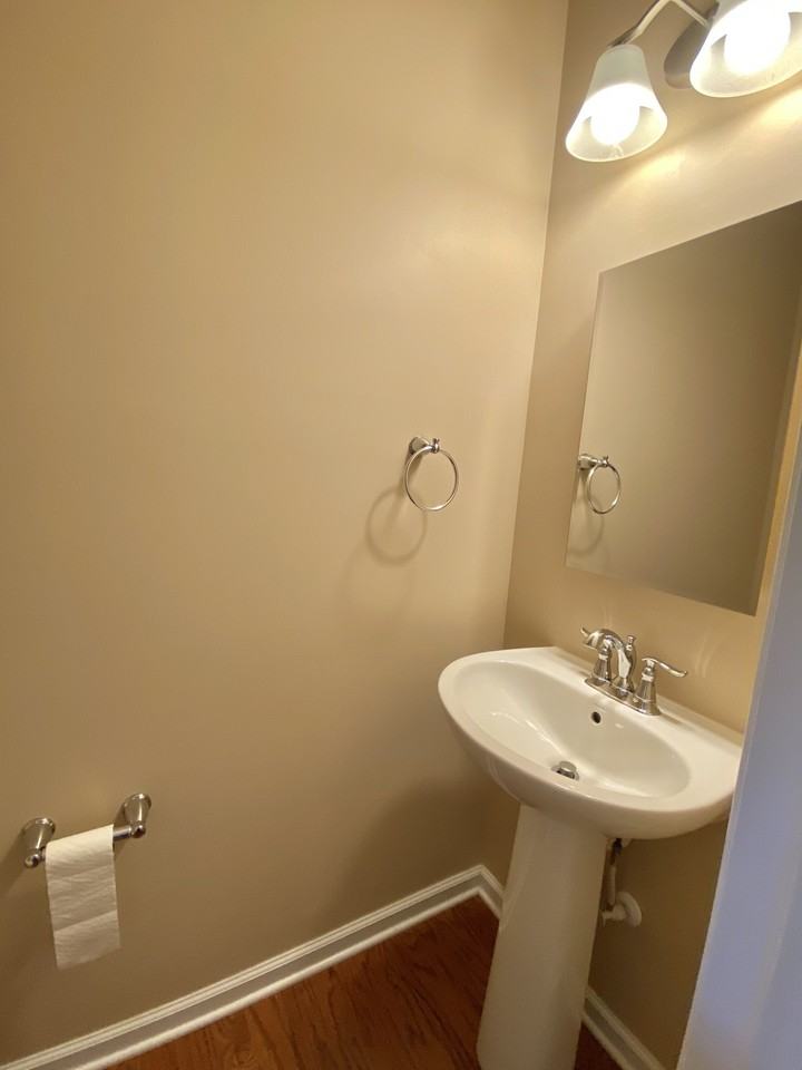 2601 Silverthorn Dr - Photo 3 of 37