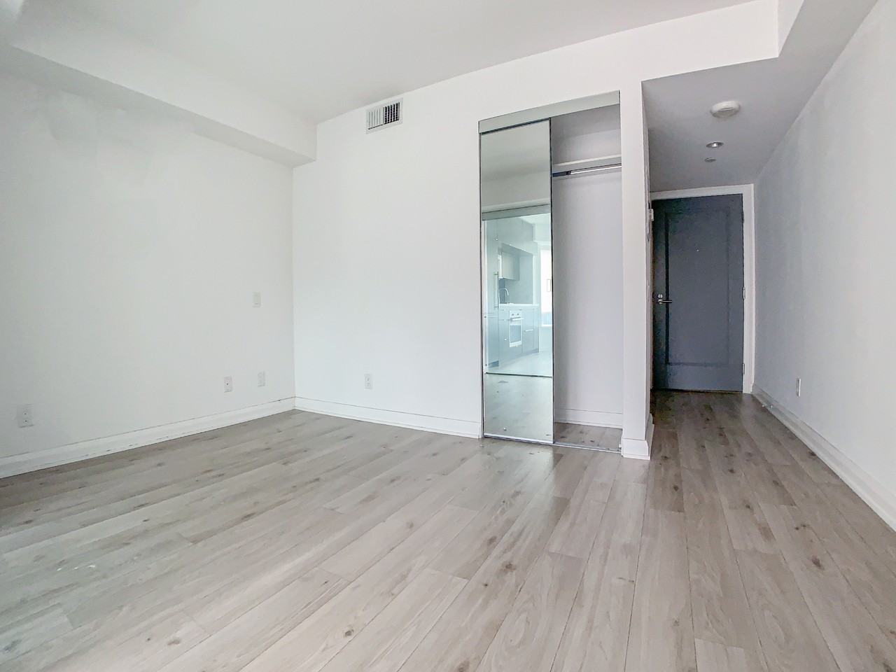 06 Yorkville Ave - Photo 3 of 10