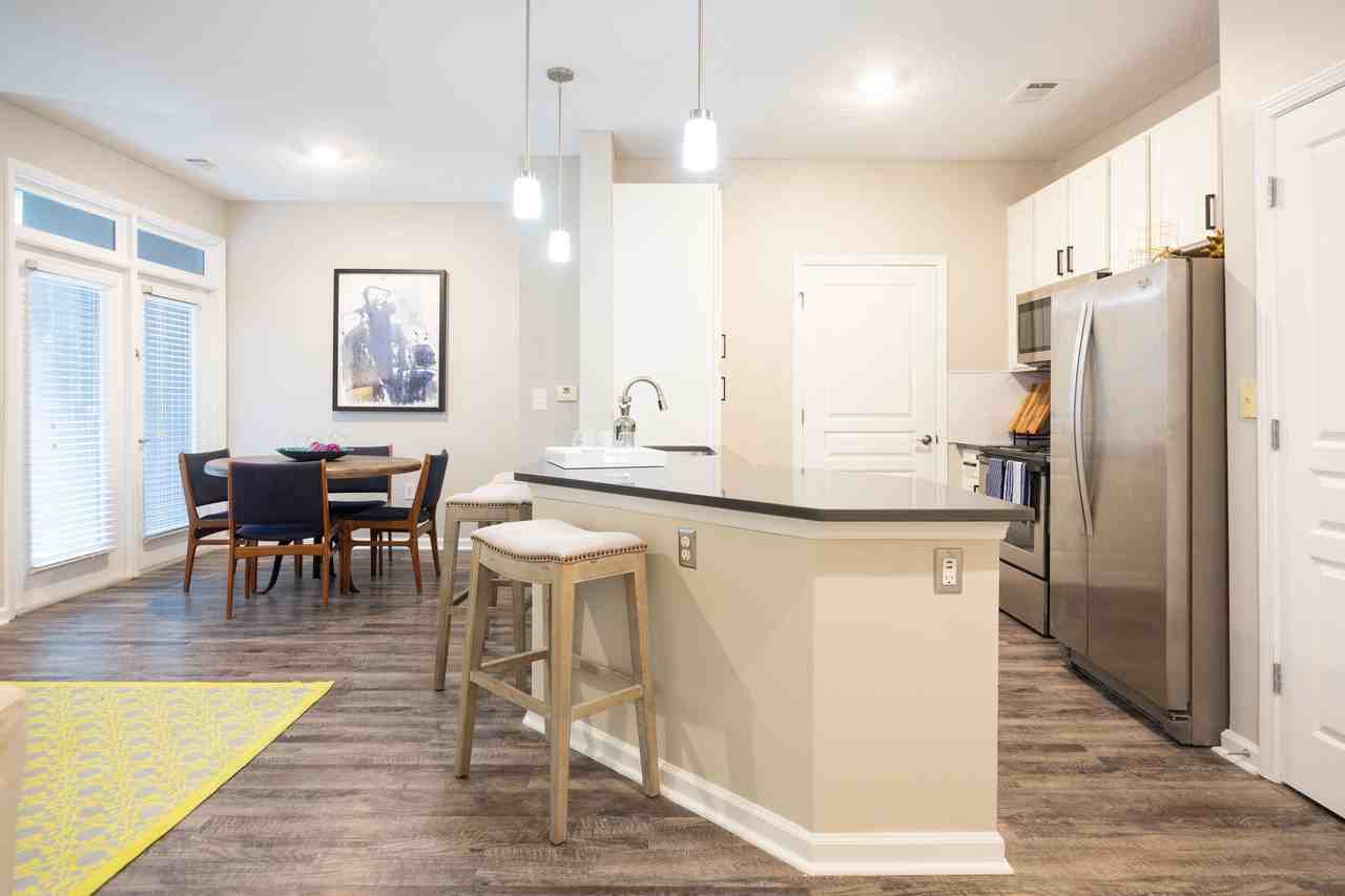 Ellington Midtown - Photo 4 of 41