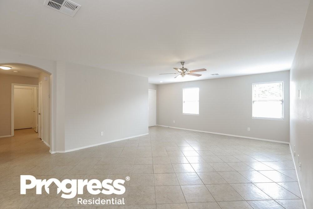 4605 W Ellis St - Photo 3 of 16